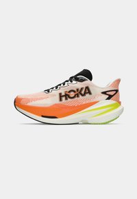 Sapatilha de corrida Hoka para homem em branco, laranja e verde, com atacadores pretos e logotipo proeminente na lateral, vista do lado exterior.