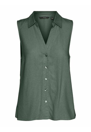 Mouwloze, olijfgroene blouse met een kraagnek, knopen aan de voorkant en een zachte, gestructureerde stof. De zoom is aan de onderkant iets gebogen.