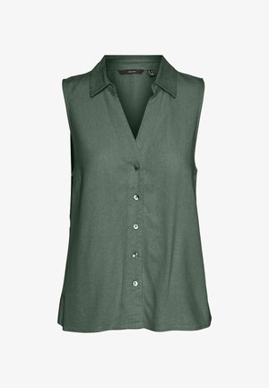 Mouwloze, olijfgroene blouse met een kraagnek, knopen aan de voorkant en een zachte, gestructureerde stof. De zoom is aan de onderkant iets gebogen.