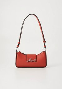 Geantă de mână din piele roșie, cu o formă curbată, accesorii argintii, închidere cu clapetă și detaliu cu logo. Este prevăzută cu o singură curea de umăr reglabilă.