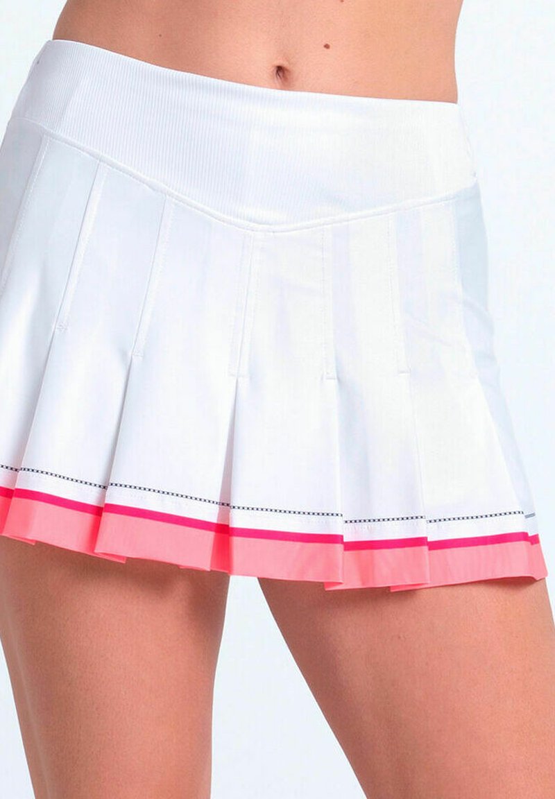 Weißer, plissierter Tennisrock mit pinken und roten Akzenten, unterhalb der Taille getragen, zeigt die Taille und die oberen Oberschenkel.