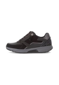 Sneaker nera con un mix di materiali, tra cui suede e dettagli lucidi, con un tallone testurizzato e una suola in gomma grigia.