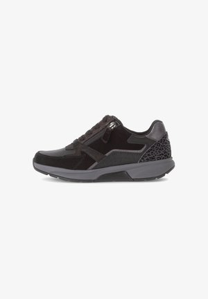 Schwarzer Sneaker aus einer Mischung von Materialien, einschließlich Wildleder und glänzenden Akzenten, mit einer strukturierten Ferse und einer grauen Gummisohle.