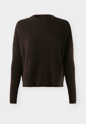 Maglione corto marrone con scollatura rotonda, maniche lunghe, texture morbida e un aspetto leggermente peloso. Nessun motivo o accessorio visibile.