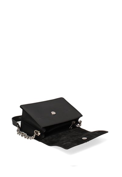 Sac à main en cuir noir de forme rectangulaire, avec des accessoires en chaîne, une fermeture magnétique et une texture intérieure douce semblable à du daim.