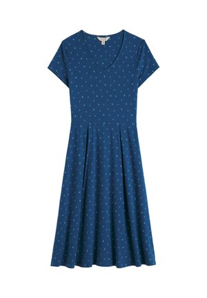 Zila īsroku kleita ar V-veida izgriezumu un izkaisītiem tumšākiem zilajiem punktiņiem, pieguļoša vidukļa daļa un kroplētā A-līnijas svārku daļa.