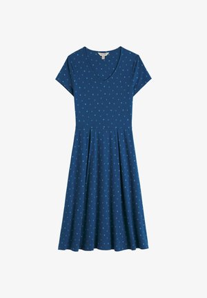 Kék, rövid ujjú ruha V-nyakkal és szórt sötétkék pöttyökkel, alakot követő derékrésszel és pliszírozott A-vonalú szoknyával.