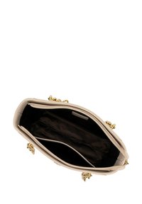 Beige handtas met een gestructureerde buitenkant en gouden hardware. Het interieur heeft een zwarte voering met vakken voor organisatie. Ritssluiting.