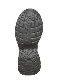 Semelle d'une chaussure, présentant un matériau en caoutchouc noir épais et texturé avec un motif de crampons complexe et le nom de la marque "Buffalo" embossé.