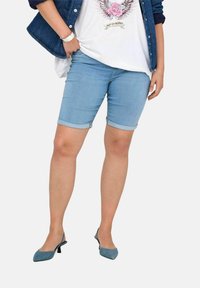 ONLY Carmakoma CARTHUNDER LIFE - Džinsa auduma šorti - light blue denim