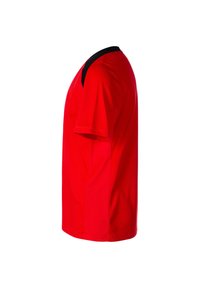 T-shirt atletico rosso con maniche corte, un accento nero sulla spalla e scollatura rotonda; realizzato in un tessuto liscio e traspirante.