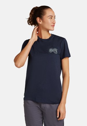 T-shirt en coton bleu marine avec des manches courtes, un col rond et un graphique de bicyclette en blanc sur la zone gauche de la poitrine. Texture douce.