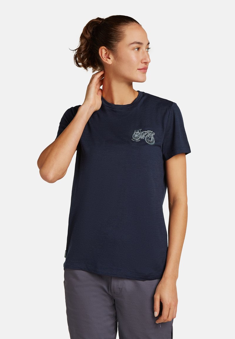 Camiseta de algodón de color azul marino con mangas cortas, cuello redondo y un gráfico de bicicleta en blanco en la parte izquierda del pecho. Textura suave.