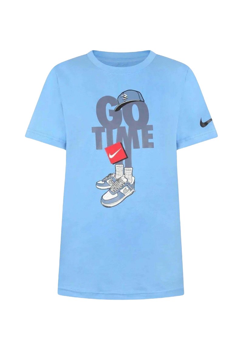 T-shirt di cotone azzurro chiaro con stampa grafica di sneakers, un cappellino e il testo "GO TIME" in grigio scuro, con logo Nike nero sulla manica.