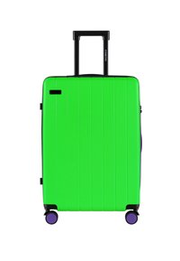 Zielona twarda walizka z pionowymi żłobieniami, teleskopowa rączka i fioletowe kółka. Widoczna kieszeń na zamek błyskawiczny po boku.