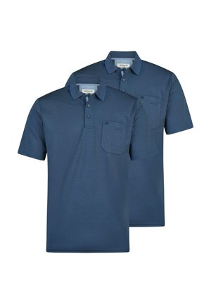 Dwie granatowe koszulki polo z krótkimi rękawami, kołnierzykami na guziki i kieszeniami na piersi, ułożone na sobie na białym tle.
