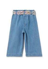 Culottes de mezclilla con cintura elástica y acento de tela con estampado floral. Color azul claro con piernas rectas y dobladillos cosidos.