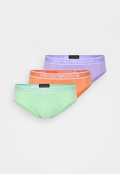 Drei Paar Emporio Armani Slips in Mintgrün, Orange und Lavendel, mit einem Logo-Bund und einem glatten, elastischen Stoff.