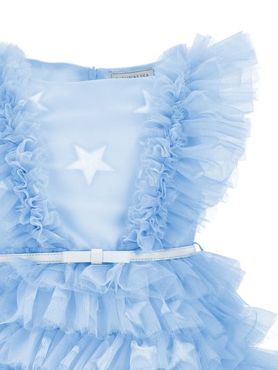 Abito azzurro chiaro con strati di tulle arricciati, motivi a stelle e una cintura bianca. Il corpino presenta una chiusura con cerniera e morbidi volant sulle spalle.