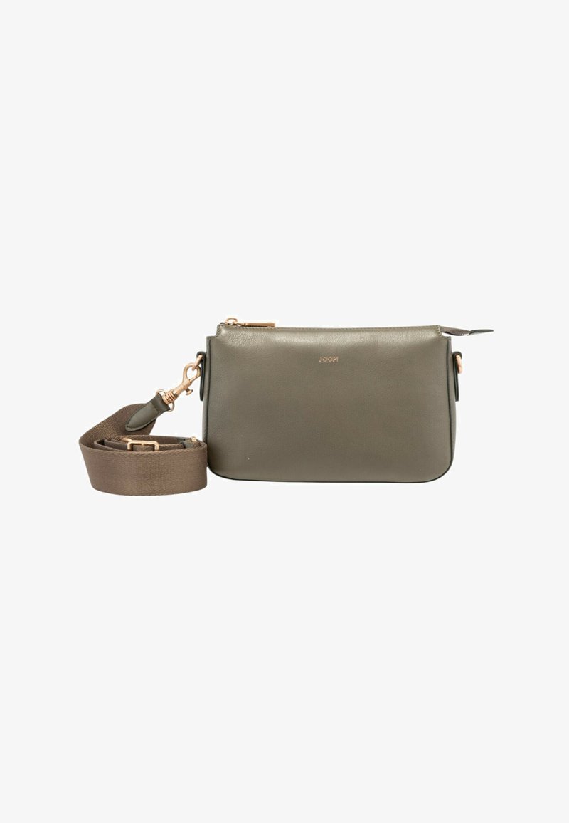 Bolso bandolera sintético color verde oliva con cierre de cremallera, herrajes dorados y una correa ajustable y desmontable. Textura suave.