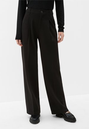 Zwarte wijde broek met hoge taille, voorplooien en een enkele knopenluiting. Soepele textuur en minimalistisch ontwerp.