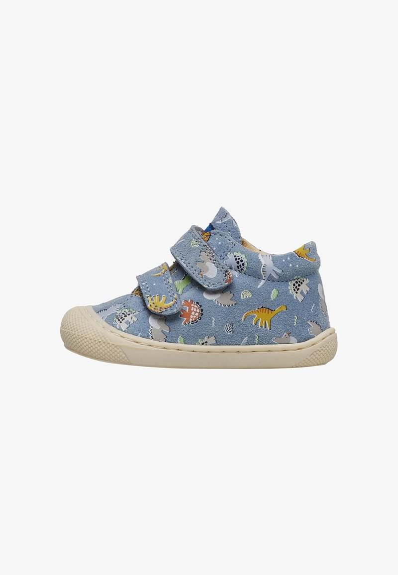Chaussures en tissu bleu avec des motifs de dinosaures, dotées de deux sangles Velcro, d'un embout rond en caoutchouc et d'une semelle en caoutchouc blanc texturé.