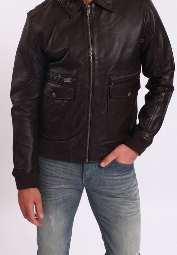 Hnědá kožená bunda se zipem vpředu, dvěma náprsními kapsami, žebrovanými manžetami a spodním lemem, hladkou texturou a klasickým límečkem.