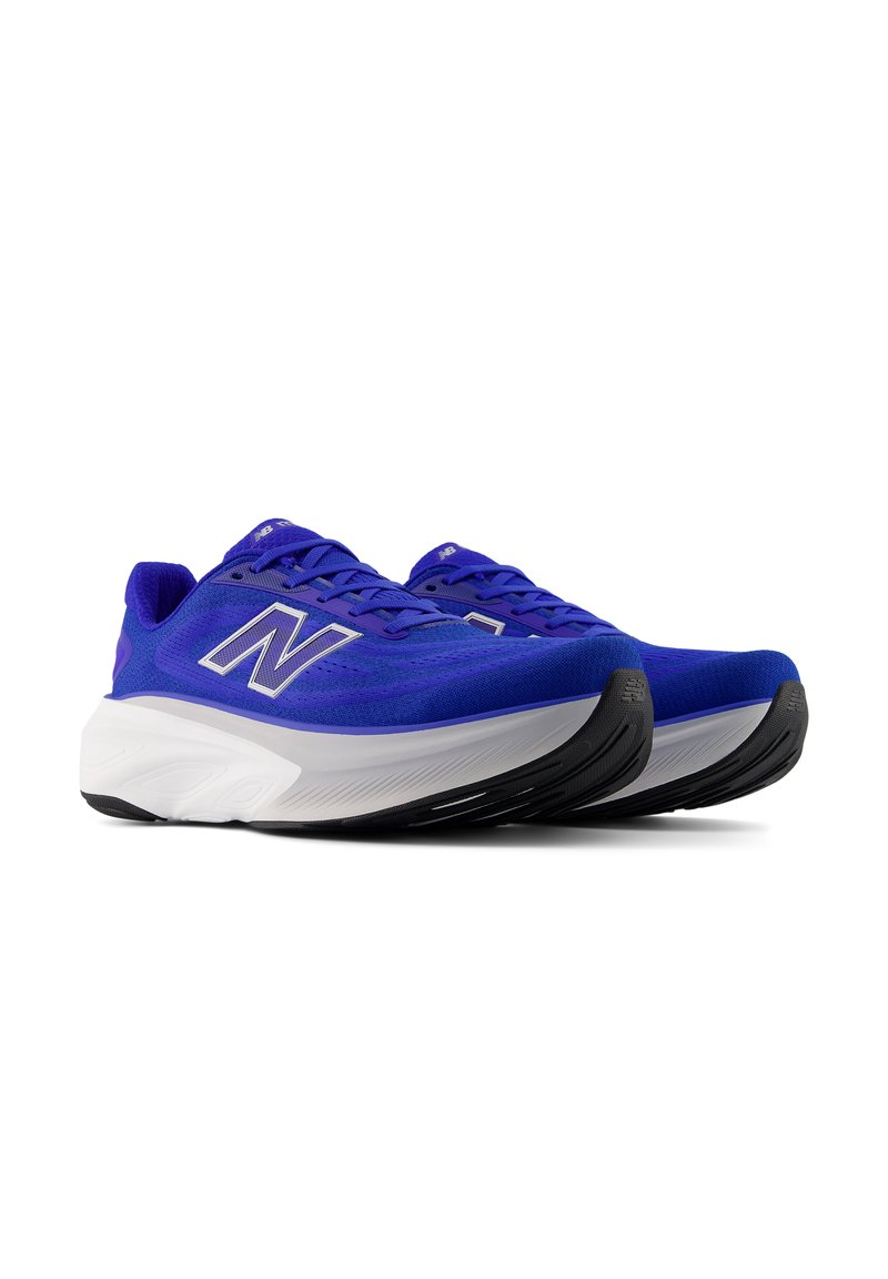 Paire de chaussures de course New Balance bleues avec semelles intermédiaires blanches et semelles extérieures noires, inclinées pour montrer les côtés extérieurs et avant.