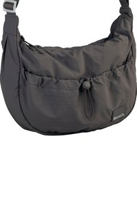 Graue, weiche Stoff-Schultertasche mit runder Form, elastischem oberen Rand, Fronttasche mit Knopfverschluss und "Bench"-Logopatch.