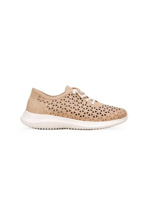 Zapatos de cordones beige con parte superior perforada que presenta un patrón geométrico, complementados por una suela de goma blanca y una textura suave.