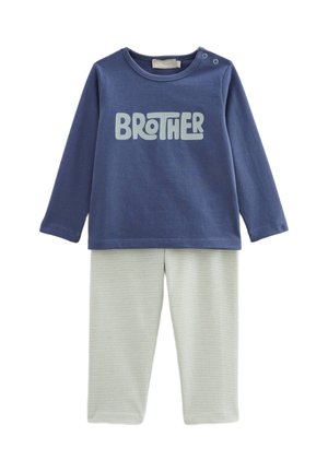 Chemise à manches longues bleu marine avec un motif "BROTHER" en bleu clair, associée à un pantalon léger à rayures vert clair. Tissu en mélange de coton.