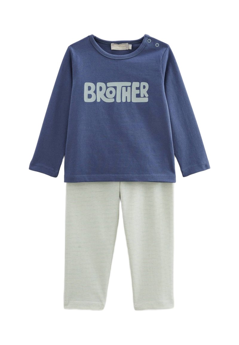 Chemise à manches longues bleu marine avec un motif "BROTHER" en bleu clair, associée à un pantalon léger à rayures vert clair. Tissu en mélange de coton.