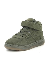 Grønn semsket high-top sneakers med en teksturert finish, polstret krage, snøring foran og borrelåsstropp. Har en gummisåle og logo-detaljer.
