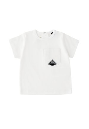 Maglietta bianca a maniche corte per bambino piccolo con scollo tondo, chiusura con bottoni a pressione sul retro e tasca frontale sul petto con patch logo triangolare nero.