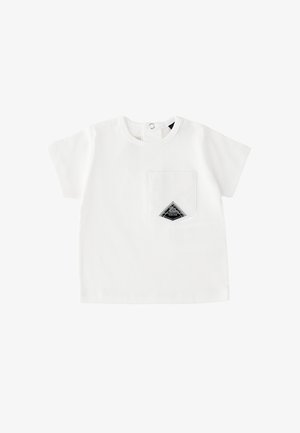 Maglietta bianca a maniche corte per bambino piccolo con scollo tondo, chiusura con bottoni a pressione sul retro e tasca frontale sul petto con patch logo triangolare nero.