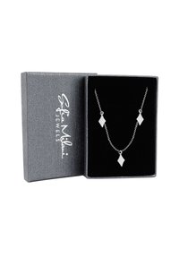 Silberne Halskette mit drei diamantförmigen Anhängern, präsentiert in einer strukturierten grauen Box mit schwarzem Innenraum und weißem Branding.