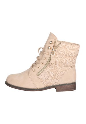 Bottines beiges en cuir synthétique avec empiècement en dentelle, fermeture éclair décorative sur le côté et bout rond, dotées d'un petit talon empilé.