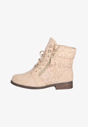 Botines beige de imitación cuero con paneles de encaje, cremallera lateral decorativa y puntera redonda, que cuentan con un bajo tacón apilado.