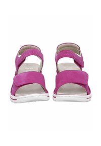 Růžové semišové sandály s dvojitými nastavitelnými pásky, polstrovanou stélkou a bílými podrážkami. Otevřená špička s dekorativním prošíváním.