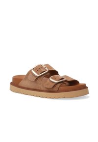 Braune Wildleder-Sandalen mit zwei verstellbaren Riemen, die mit silbernen Schnallen versehen sind, einer hellbraunen Fußbett und einer strukturierten Gummisohle.