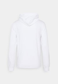 Vit huva sweatshirt med långa ärmar, ribbade ärmslut och nederkant, mjukt bomullsmaterial, inga synliga mönster eller hårdvara, hellt enkelt bakview.