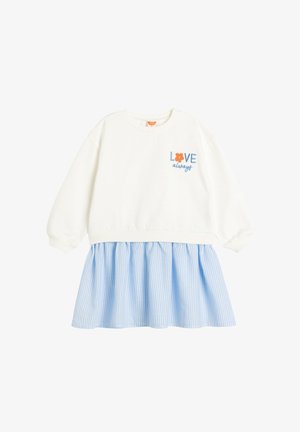 Haut blanc à manches longues avec le texte « LOVE always » et une fleur orange au-dessus d'une jupe froncée rayée verticalement bleu et blanc.
