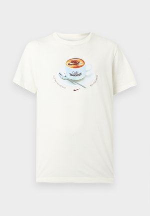 Vit t-shirt med en grafik av en kaffekopp märkt "Café Swoosh", sked på fatet och Nike-logotyper med texten "Crafted for the sole" och "Nike sportswear."