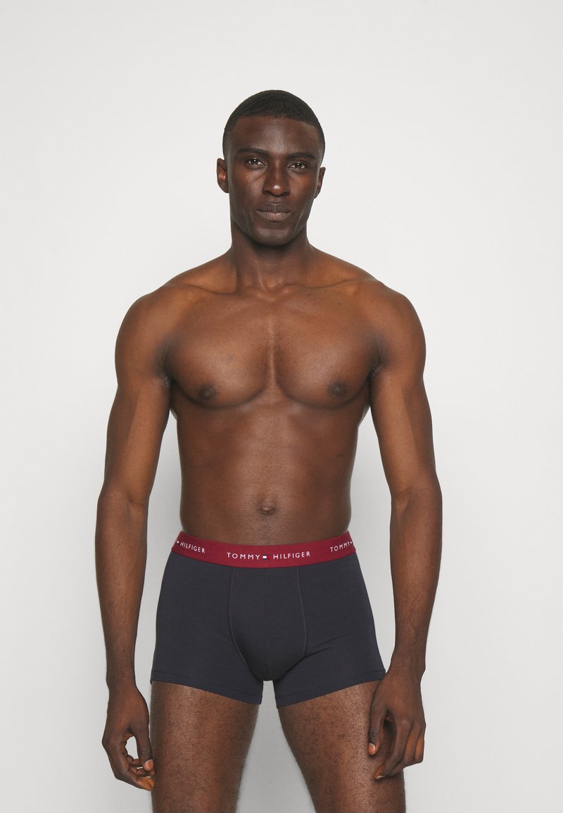 Tommy Hilfiger SIGNATURE TRUNK 3 PACK - Calzoncillos - rouge nouveau green desert sky