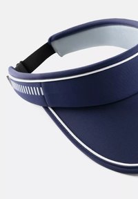 Granatowy czapka z daszkiem wykonana z materiału z wygiętym daszkiem. Posiada białą akcentującą taśmę oraz czarny regulowany pasek z tyłu.