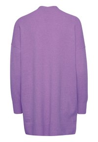 Fialový kardigán, oversized design, žebrovaný lem, volné rukávy, měkká textura, hladký povrch, žádné viditelné zapínání ani vzory.