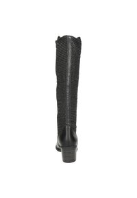 Bota negra hasta la rodilla con parte superior de malla texturizada y tacón de piel lisa. Tacón cuadrado con un ligero brillo, diseñado para un ajuste ceñido.