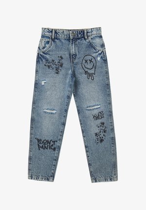 Jeans in denim leggermente blu sbiadito con stampe grafiche nere, inclusa una faccina sorridente, schizzi e il testo "NON ENTRARE IN PANICO".