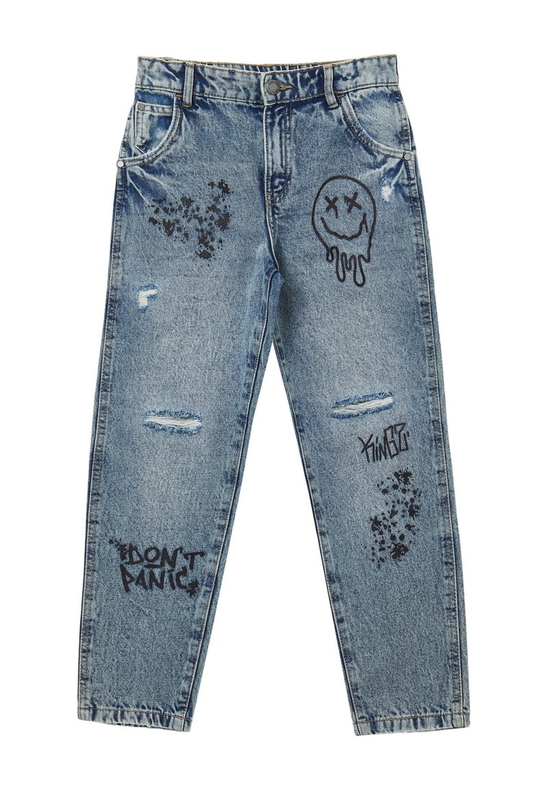 Jeans in denim leggermente blu sbiadito con stampe grafiche nere, inclusa una faccina sorridente, schizzi e il testo "NON ENTRARE IN PANICO".