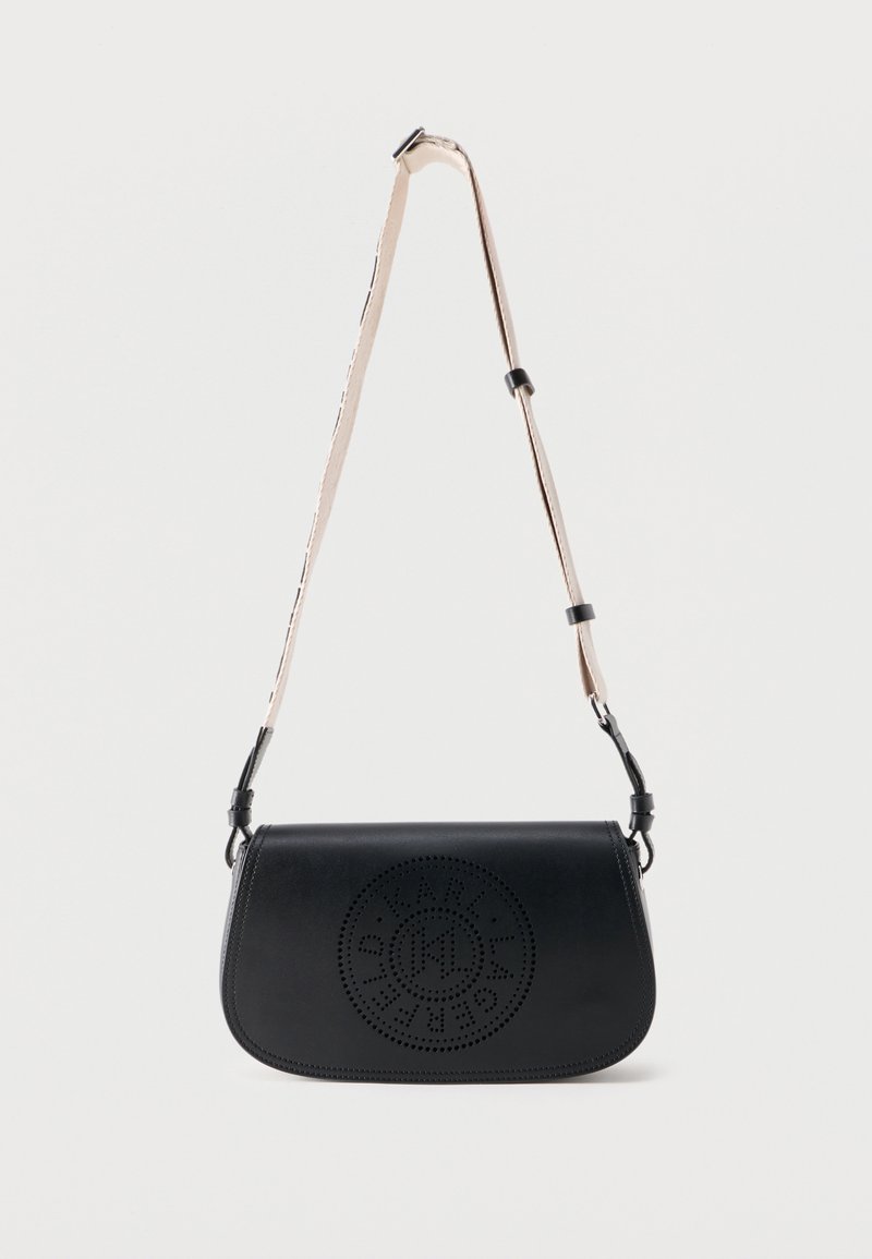 Μαύρη δερμάτινη τσάντα ώμου με ρυθμιζόμενο μπεζ λουράκι και διάτρητο κυκλικό λογότυπο στο μπροστινό καπάκι.
